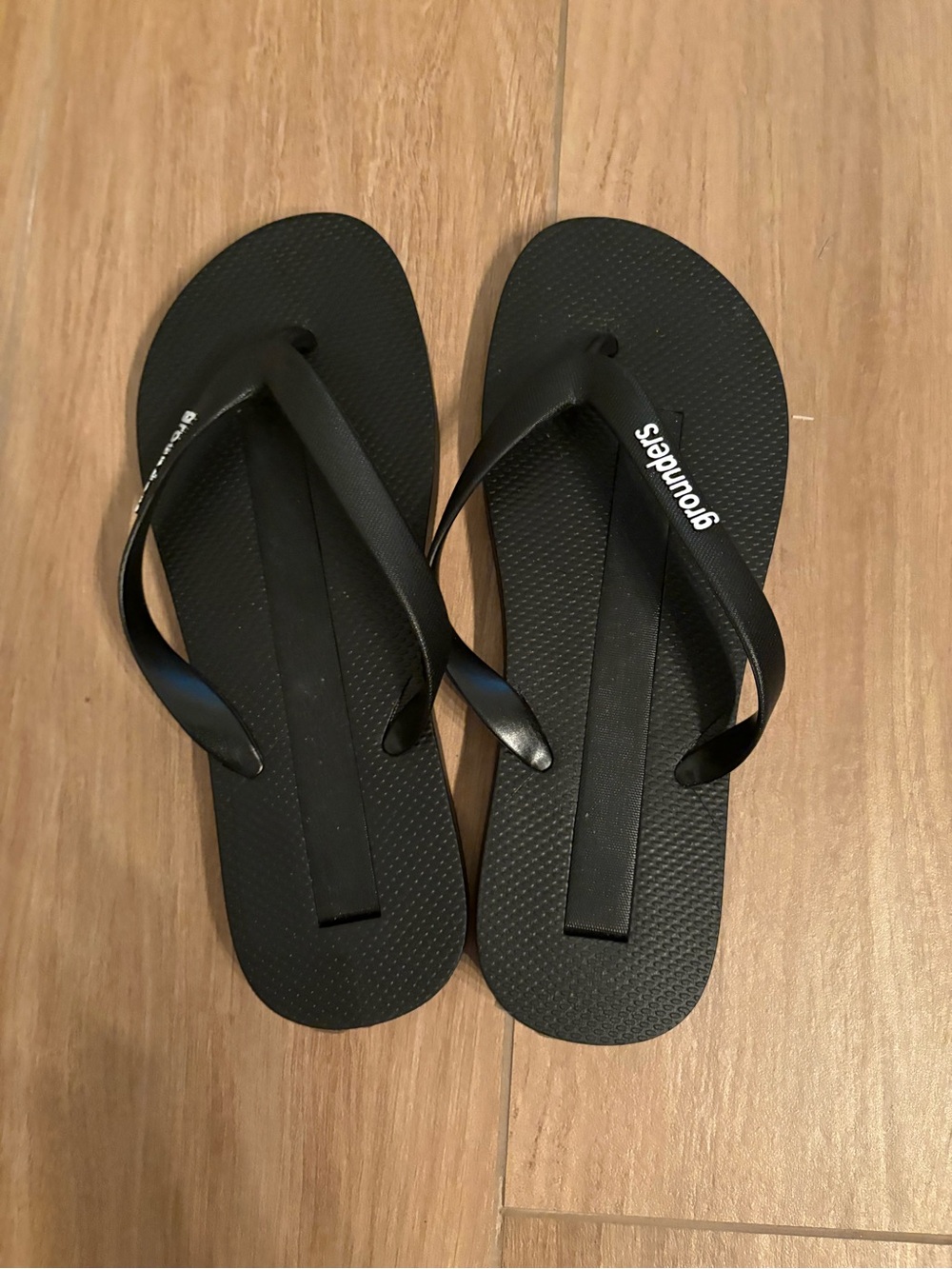 Grounders Black Flip Flops Sandals M9/W11 NWOT
